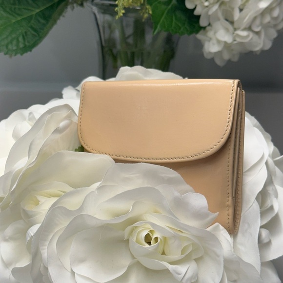 Gucci Cream Leather Wallet with Gold Clasp EUC! - Picture 4 of 11